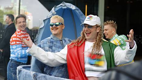 Windows95man eli Teemu Keisteri (oik.) ja Henri Piispanen saapuivat Malmössä Euroviisujen turkoosille matolle riehakkain elkein.