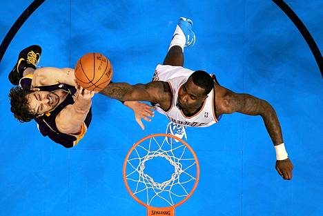 LA Lakersin Pau Gasol yrittää nostaa pallon koriin. Oklahoma Cityn Kendrick Perkins häiritsee.
