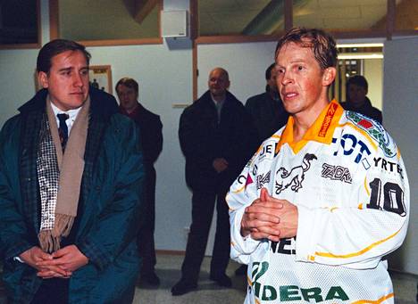 Reijo Ruotsalaisen nimikirjoitus oli haluttu vuonna 1997. Vieressä Oulun Kärppien toimitusjohtaja Juha Junno.