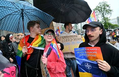 The person who participated in the Pride parade had a poster with them, which wished for Ukraine to join the military alliance NATO and peace in Europe.
