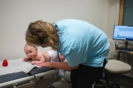 Terveydenhoitaja Paula Keski-Kujala tutki viime vuoden tammikuussa, miten tuolloin nuorin kilpisjärveläinen, kolmen kuukauden ikäinen Sakari Vanhapiha on kasvanut.