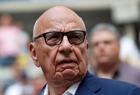 Joidenkin lähteiden mukaan päätös Tucker Carlsonin erottamisesta tuli suoraan Fox Corp.:n puheenjohtajalta Rupert Murdochilta. 