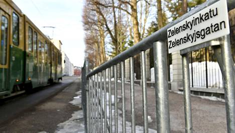 Zelenskyinkatu -katukyltti Venäjän suurlähetystön edustalla Helsingin Tehtaankadulla sunnuntaina 13. maaliskuuta 2022.