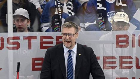 Jukka Jalonen ei tahtonut sulattaa tuomareiden päätöstä MM-finaalissa. Leijonat kaatoi Kanadan jännittävässä ottelussa.