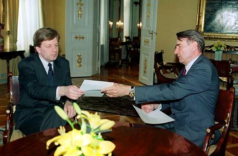 Keskustan puheenjohtaja Esko Aho saa hallitustunnustelijan tehtävän presidentti Mauno Koivistolta 8. huhtikuuta 1991.
