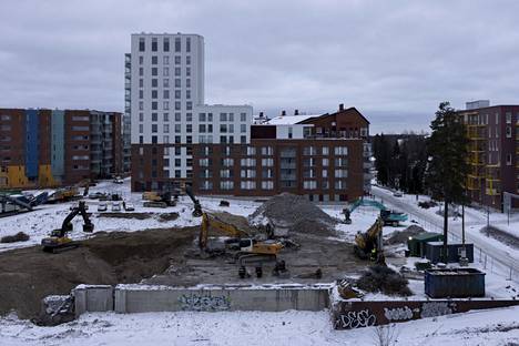 The terrace offers a view behind Virtatalo, where excavators dig the foundations of a laboratory building from the ground.  It is the last building to be demolished on the former large plot of land owned by Imatran Voima at the time, and will be replaced by five apartment buildings. 