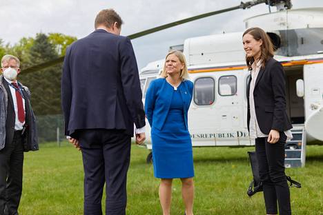 Pääministerit matkasivat paikalle  Bundeswehrin helikopterilla.