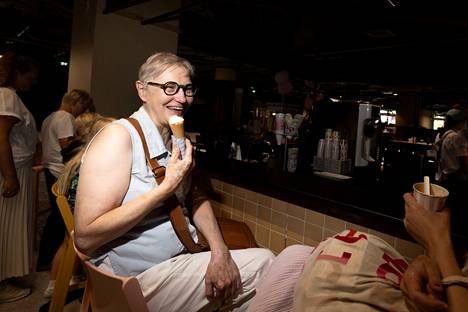 Arja Lehtovaara's friends have noticed in the morning that a familiar ice cream kiosk has opened in Itis, and they have decided to come and have a treat.