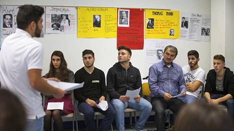 Berliiniläisessä Carl von Ossietzkyn lukiossa järjestettiin lokakuussa 2014 työpaja, joka käsitteli median muslimeista luomaa kuvaa. Koulun oppilaista valtaosa on turkkilaistaustaisia muslimeja.
