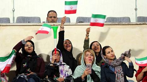 Kerta riitti – iranilaiset naiset eivät päässe toistamiseen jalkapallokatsomoon: ”Kun nainen näkee puolialastomia urheiluasuisia miehiä, se johtaa syntiin”