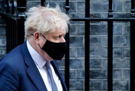 Pääministeri Boris Johnsonin suosio on romahtanut kyselyissä. Kuvassa Johnson lähtemässä Downing Streetiltä keskiviikkona parlamenttiin, jossa hän kommentoi juhlista noussutta kohua.