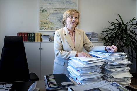 Anna-Maja Henriksson kuvattiin oikeusministerin työhuoneessa. Hän on viettänyt oikeusministerinä neljä viime vuotta. Mahdollista seuraavaa ministeripestiä hän ei sanojensa mukaan ole vielä ajatellut.