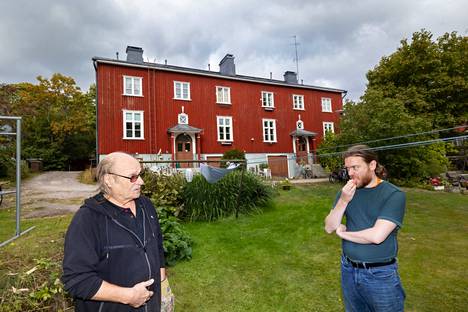Olli Wilkman (oik.) nappasi pihan omenapuusta naposteltavaa pihatöiden ohessa. Vasemmalla naapuri Tuomo Heikkola.