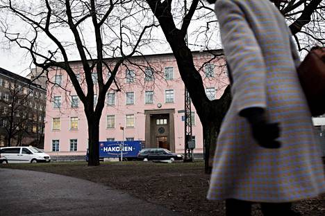 Haastehakemuksen mukaan opettaja vaatii yli 120 000 euron korvauksia Helsingin kaupungilta.