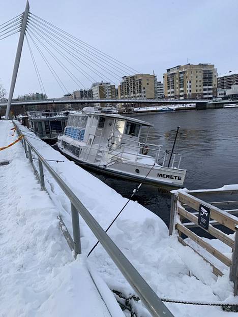 Tampereella Ratinan suvannossa Ratinan rantatiellä on laiva uponneena pohjaan ja kallellaan. Pelastuslaitokselta kerrotaan, että asia on siirretty laivan omistajan hoitoon.