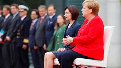 Vapinakohtausten vaivaama Saksan liittokansleri Merkel istui jälleen kansallislaulujen ajan