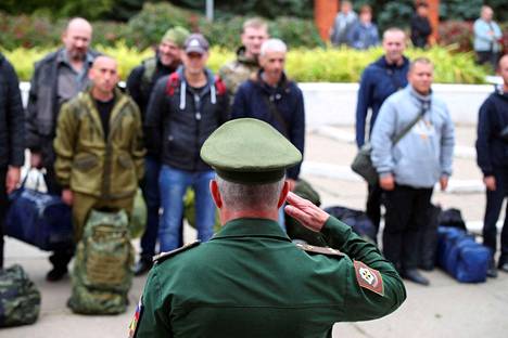 Venäläissotilas tervehti liikekannallepanon kohteeksi joutuneita reserviläisiä Volžskin kaupungissa Volgogradin alueella viime viikon keskiviikkona.