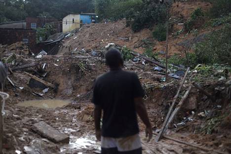 Mies katsoo tiistaina maanvyöryn aiheuttamia tuhoja Bernambucon osavaltiossa Brasiliassa.