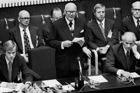 Jaakko Iloniemi (takana vas.) toimi Euroopan turvallisuuskokouksen valmistelijana.  31. heinäkuuta 1975 hän seurasi presidentti Urho Kekkosen Ety-kokouksen avajaispuheenvuoroa Finlandia-talossa.