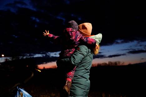 Ukrainalaisnainen kantoi sylissään lasta Unkarin rajalla 27. helmikuuta. 