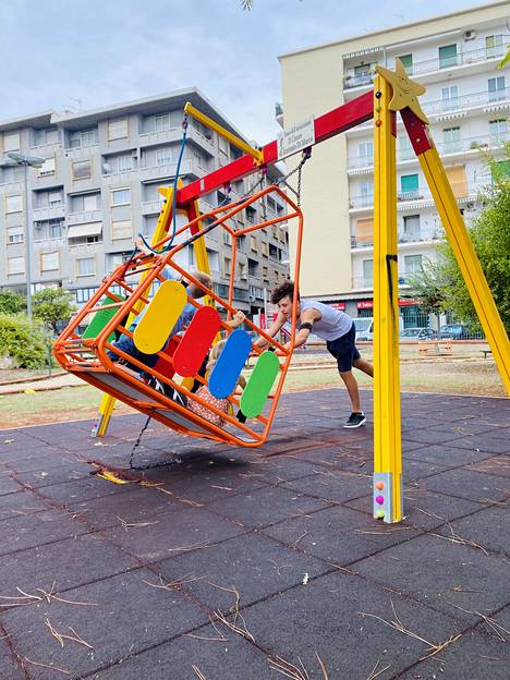 Elin Mattssonin mielestä on kummallista, että sisilialaisissa puistoissa on kyllä leikkivälineitä lapsille, mutta ei ainoatakaan päiväkotien pihalla.