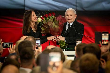 Laki ja oikeus -puolueen johtaja Jaroslaw Kaczynski sai kukkia vaalitilaisuudessan sunnuntaina Varsovassa.