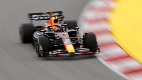 Max Verstappen hallitsee Barcelonan F1-kisaa.