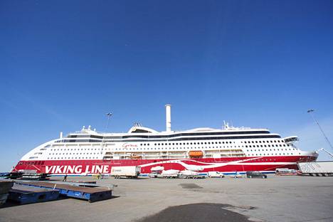 Viking Grace -aluksen baarityöntekijä saa laivayhtiöltä korvauksia perusteettomasta irtisanomisesta.