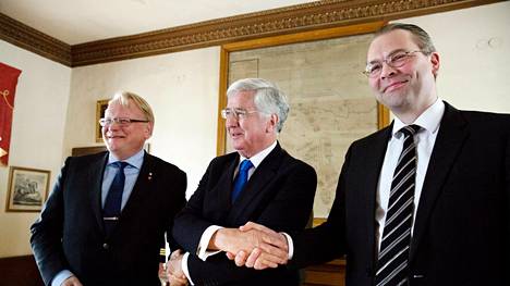 Defense Ministers Peter Hultqvist (left), Michael Fallon and Jussi Niinistö shook hands with Sweden and Finland after signing the JEF co-operation agreement with Britain in 2017. 