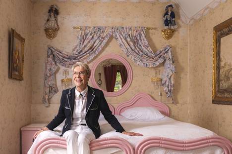 Park Hotelin jokainen huone on sisustettu eri tavoin. Johtaja Eva Dziedzic istuu hääparien suosimassa huoneessa.