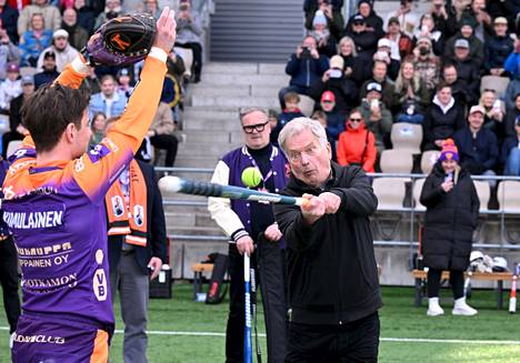 President Niinistö hit the ball with his second attempt.