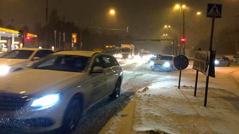 Tänään sataa lunta niin, että meteorologilta loppuivat sanat pyryä kuvaillessa – joukkoliikenteessä vuorojen perumisia ja myöhästymisiä, lentoliikenne vaikeuksissa