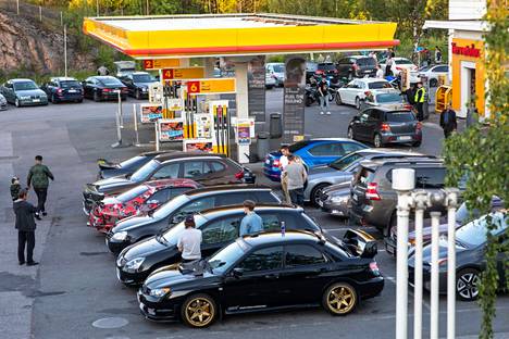 Ruskeasannan Shell on suosittu autoharrastajien kokoontumispaikka.