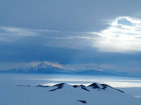 Alex Aves teki Antarktiselle tutkimusmatkan vuonna 2019, jolloin hän otti näytteet mikromuoveja sisältäneestä lumesta.