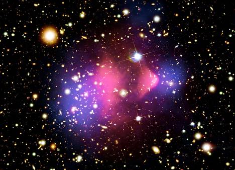 Kuvan luotijoukko koostuu toisiinsa törmänneistä galaksijoukoista. Pimeä aine on painellut galaksijoukkojen läpi. Sitä on kaasuissa, jotka on kuvassa väritetty.