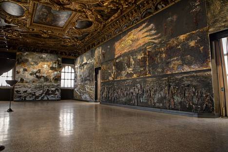 Anselm Kieferin maalausinstallaatio Nämä kirjoitukset, kun ne poltetaan, antavat lopulta vähän valoa (2020–21) täyttää yhden Venetsian Dogien palatsin suurimmista saleista.