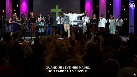 Gospelkuoro esiintyi Avoimien ovien kirkon vuosittaisessa kokoontumisessa Ranskan Mulhousessa. Kuvakaappaus tapahtumajärjestäjän videolta.