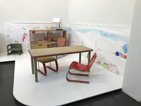 Näyttelyssä esitellään myös lasten huonekaluja, joista osa on Aino Aallon suunnittelemia, osa yhteistyötä Alvar Aallon kanssa.