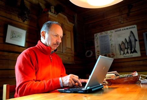 Vahanen-yhtiöiden merkittävä omistaja Risto Vahanen työskenteli kesämökillään Puumalassa vuonna 2014. 