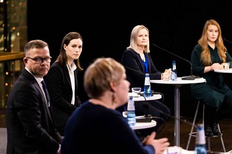 Puoluejohtajat ottivat yhteen tiistaina Ilta-Sanomien aluevaalitentissä. Kuvan etualalla Annika Saarikko (kesk), sitten Petteri Orpo (kok), Sanna Marin (sd), Riikka Purra (ps) ja Iiris Suomela (vihr).