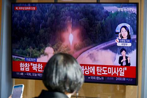 Nainen seurasi televisiolähetystä Pohjois-Korean ohjuskokeesta Etelä-Korean Soulissa torstaina.