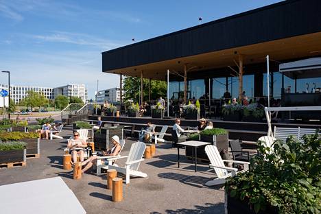 Finlandia Cafe & Wine toimii Finlandia-talon väistötilaksi rakennetussa Pikku-Finlandiassa. 