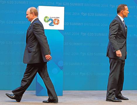 Australian pääministeri Tony Abbott (oik.) ja Venäjän presidentti Vladimir Putin kävelivät eri suuntiin G20-maiden kokouksessa Brisbanessa viime vuoden marraskuussa.