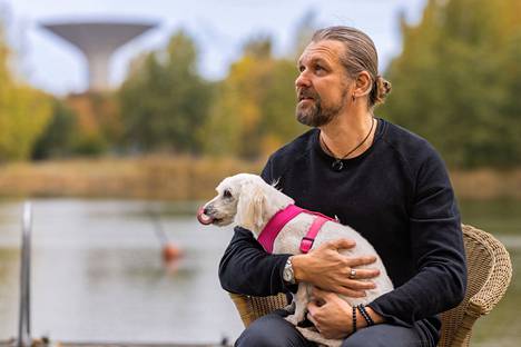 ”Luonnossa liikkuminen on mulle tärkeää, vaikka olenkin kaupunkilainen. Helsingissä inspiroivat varsinkin meri ja saaristo”, sanoo Esa Holopainen, joka kuvattiin Mimi-koiran kanssa.