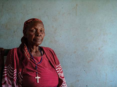 Tyttöjä ammatikseen silponeelle Annah Nyanchanna Onyiegolle, 80, on kerrottu silpomisen vakavista terveyshaitoista. Hän ei usko viranomaisia ja kansalaisjärjestöjä ”Sellaiset tutkimukset ovat höpöhöpöä.”