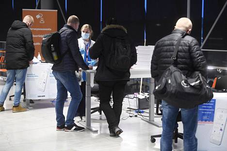 Virosta Suomeen saapuvia matkustajia testattiin koronaviruksen varalta Helsingin Länsiterminaalissa maaliskuussa.