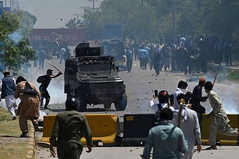 PTI-puolueen aktivistit ja Imran Khanin kannattajat hyökkäsivät poliisin kimppuun Islamabadin levottomuuksissa keskiviikkona.