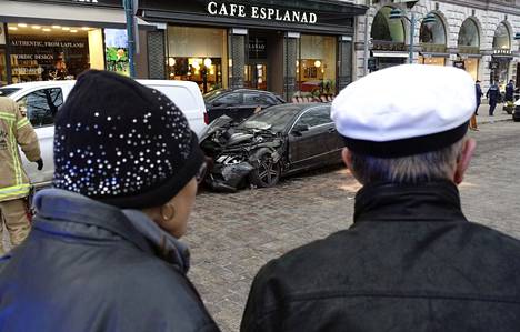 Onnettomuuspaikka Cafe Esplanadin edessä Pohjoisesplanadilla Helsingissä vappuaattona.