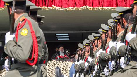 Iranin presidentti Ebrahim Raisi tarkasteli sotilaiden ohimarssia Iranin asevoimien päivänä keskiviikkona Teherenissa.