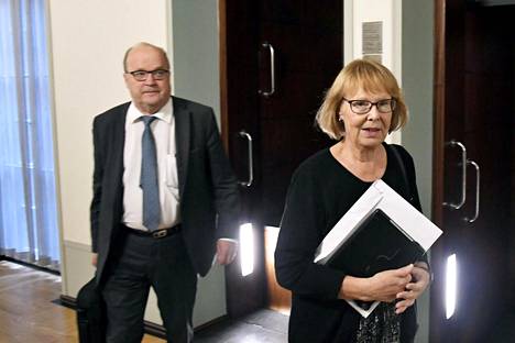 Perustuslakivaliokunnan varapuheenjohtaja Tapani Tölli (kesk) ja puheenjohtaja Annika Lapintie (vas).